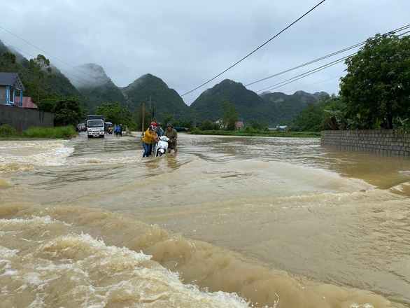 Đường Tỉnh lộ 243 tại tỉnh Lạng Sơn bị ngập sau mưa lớn s&aacute;ng 10/5/2022. Ảnh: Ho&agrave;ng Qu&acirc;n