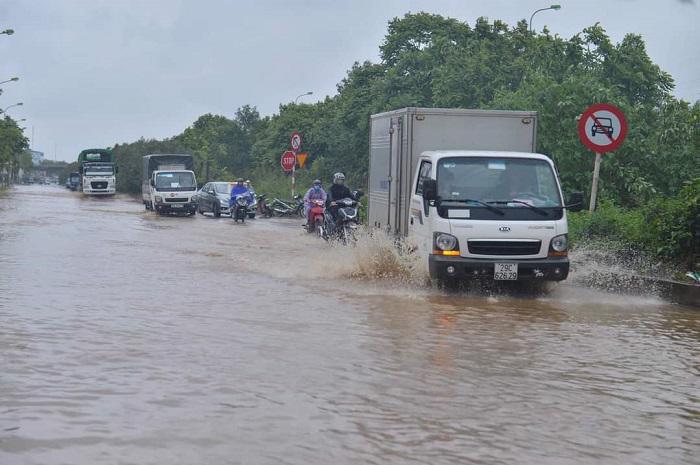Đại lộ Thăng Long đoạn qua huyện Ho&agrave;i Đức, Thạch Thất, Quốc Oai... thường xuy&ecirc;n&nbsp;ngập &uacute;ng khi c&oacute; mưa lớn.