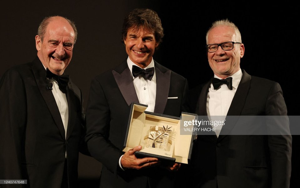 T&agrave;i tử Tom Cruise được ban tổ chức LHP Cannes trao giải C&agrave;nh Cọ V&agrave;ng danh dự sau buổi c&ocirc;ng chiếu "Top Gun: Maverick".