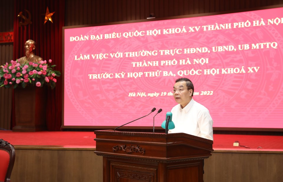 Chủ tịch UBND TP Chu Ngọc Anh giải tr&igrave;nh, tiếp thu &yacute; kiến của đại biểu, cử tri phản &aacute;nh tại hội nghị.