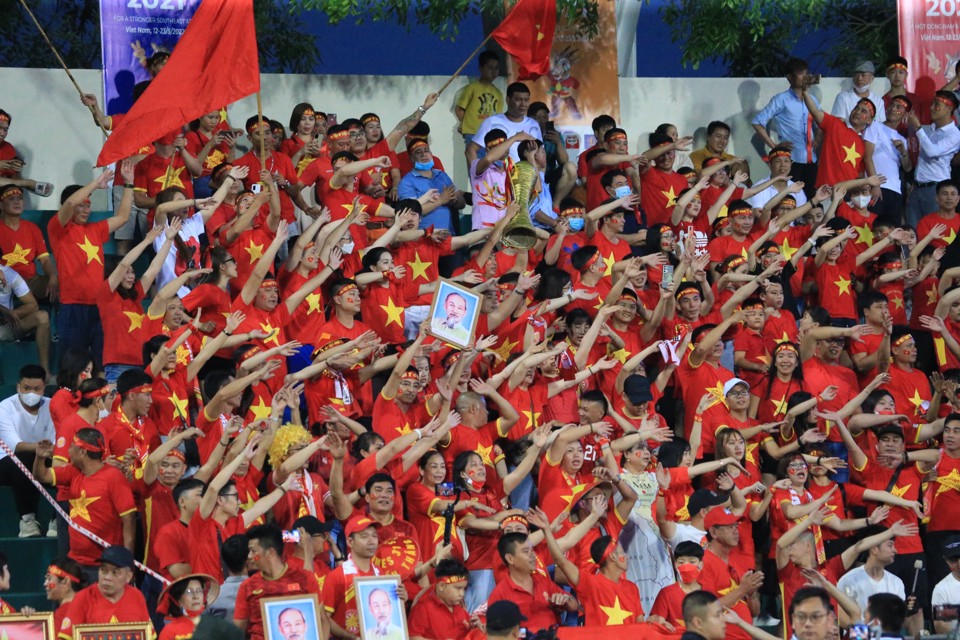 Lễ hội rực sắc đỏ để k&iacute;ch th&iacute;ch tinh thần chiến đấu cho thầy tr&ograve; HLV Park Hang-seo&nbsp;