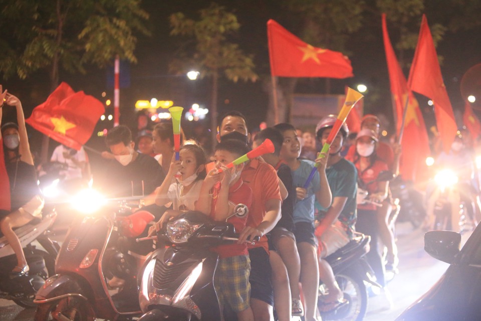 Người dân hân hoan cùng chiến thắng của U23 Việt Nam - Ảnh 1