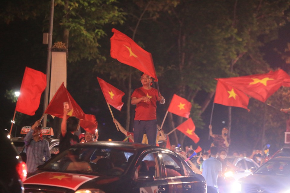 Người dân hân hoan cùng chiến thắng của U23 Việt Nam - Ảnh 2