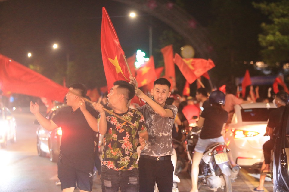 Người dân hân hoan cùng chiến thắng của U23 Việt Nam - Ảnh 7