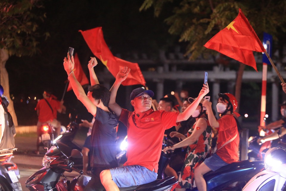 Người dân hân hoan cùng chiến thắng của U23 Việt Nam - Ảnh 9