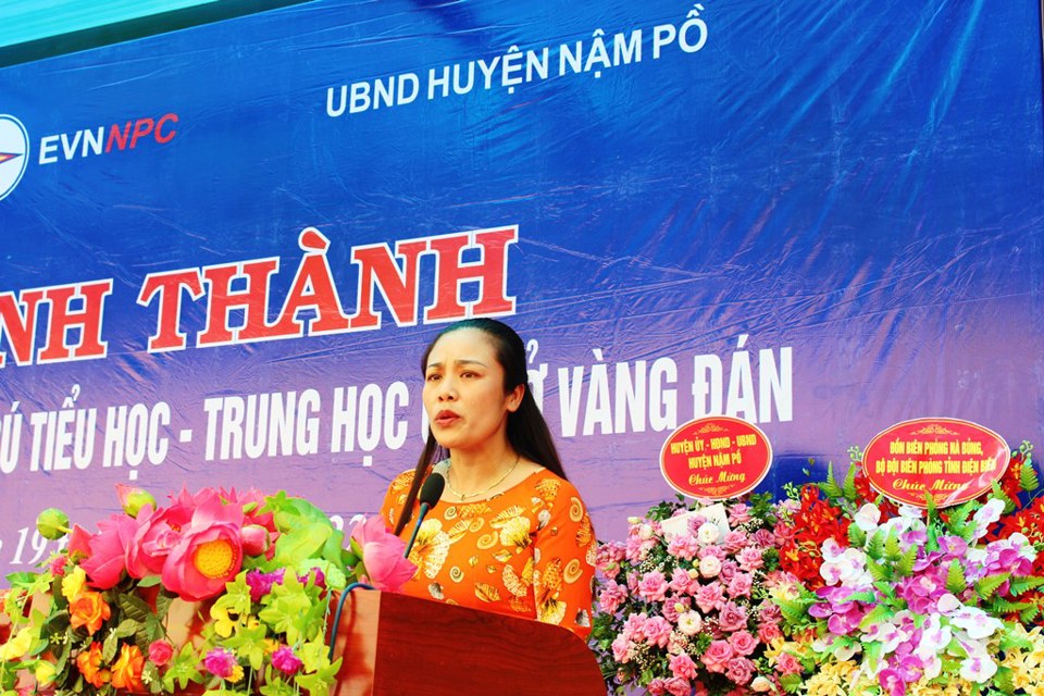 C&ocirc; gi&aacute;o Trịnh Thị Thơm - Ph&oacute; Hiệu trưởng Nh&agrave; trường ph&aacute;t biểu tại buổi Lễ