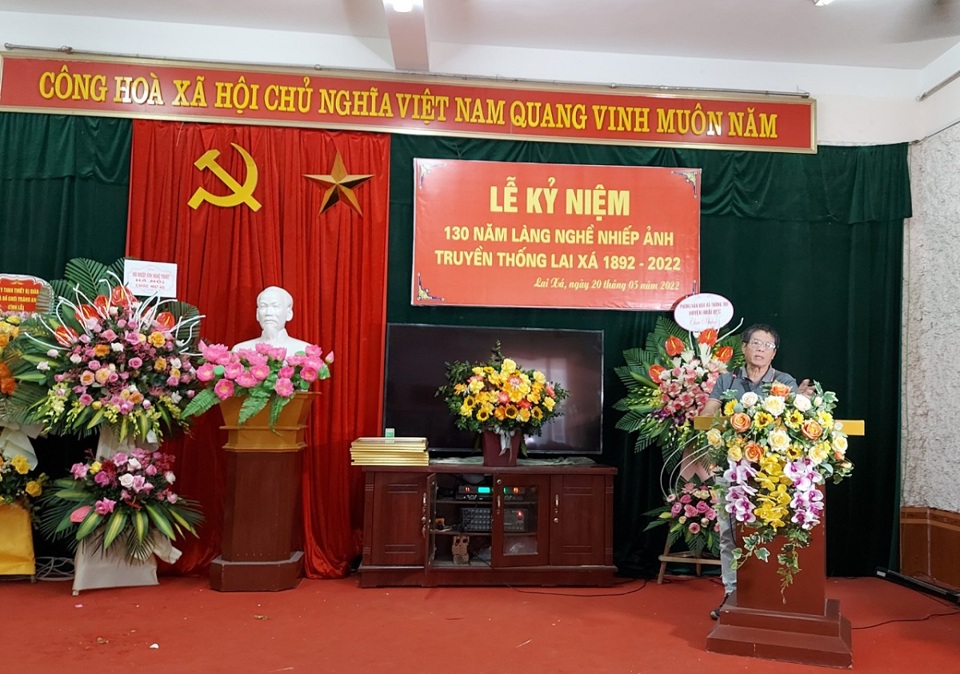 Nguy&ecirc;n Ph&oacute; Chủ tịch hội Nghệ sỹ nhiếp ảnh Vũ Huyến ph&aacute;t biểu tại buổi lễ kỷ niệm