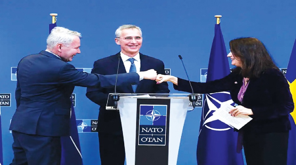 Tổng Thư k&yacute; NATO đứng giữa, trong khi Ngoại trưởng Phần Lan v&agrave; Thụy Điển trao đổi nắm tay tại một cuộc họp b&aacute;o chung ở trụ sở NATO, Brussels, ng&agrave;y 24/1/2022. Ảnh: AFP