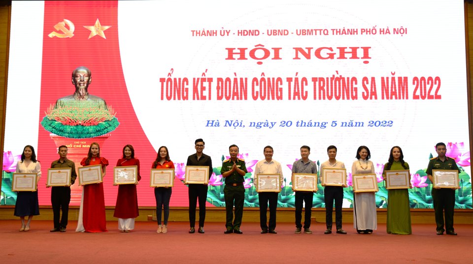 Thiếu tướng Đỗ Th&aacute;i Sơn,&nbsp;&nbsp;Ph&oacute; Tư lệnh Bộ Tư lệnh Thủ đ&ocirc; trao Bằng khen của UBND TP H&agrave; Nội cho c&aacute;c đơn vị.