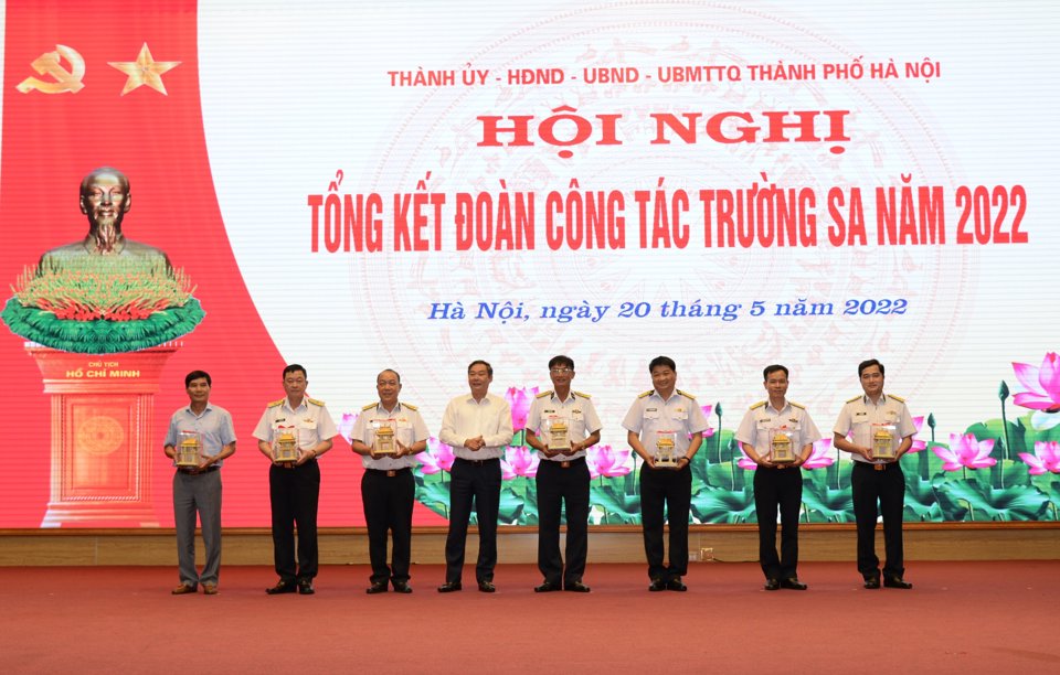 Ph&oacute; Chủ tịch Thường trực UBND TP H&agrave; Nội L&ecirc; Hồng Sơn trao qu&agrave; lưu niệm cho c&aacute;c đơn vị.