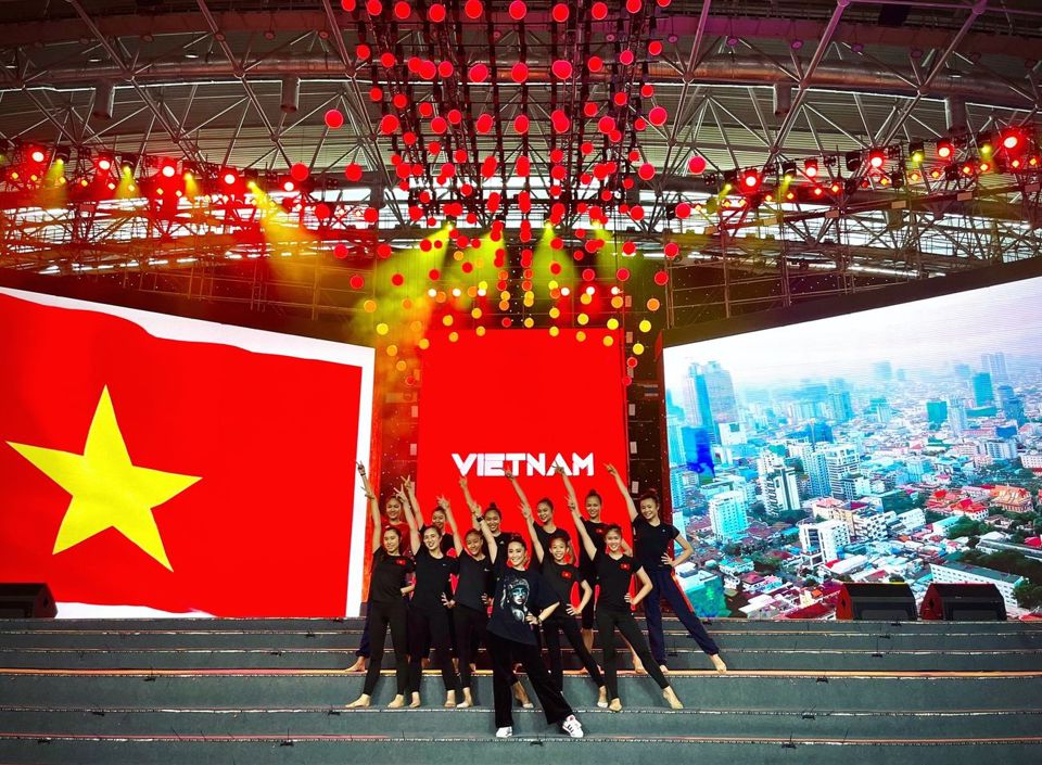 C&aacute;c VĐV thể dục nghệ thuật tập l&agrave;m quen s&acirc;n khấu của Lễ khai mạc SEA Games 31. Ảnh: Thu H&agrave;.