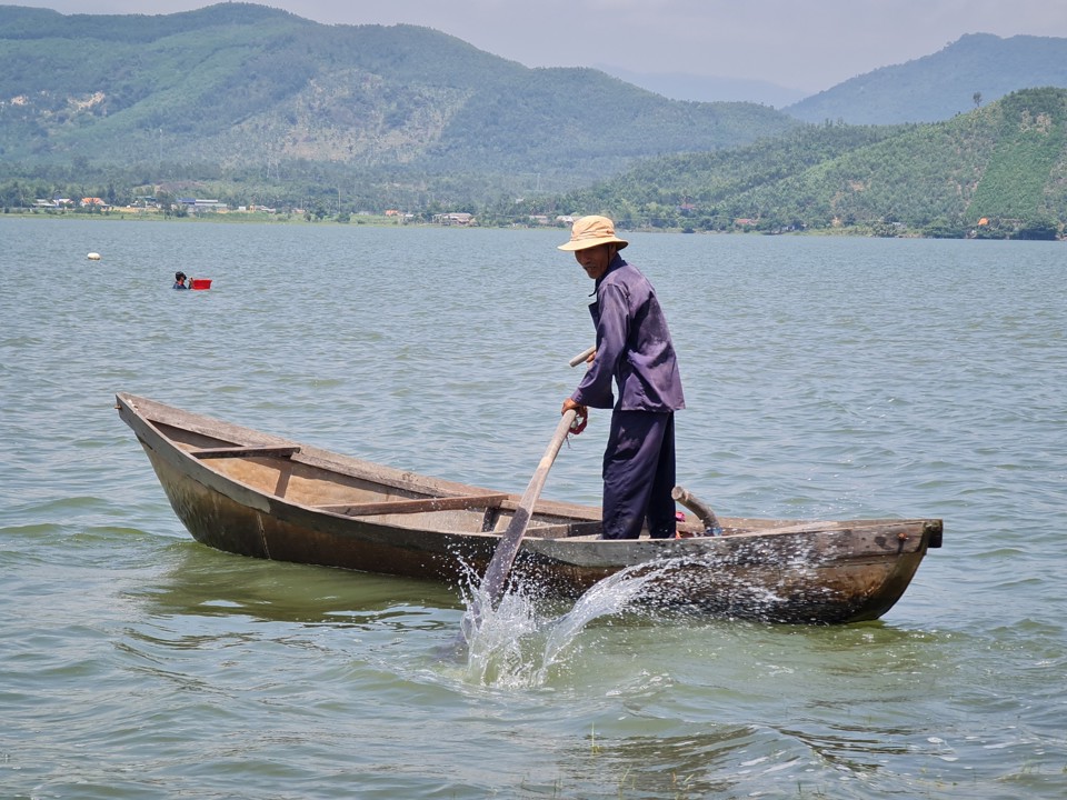 &Ocirc;ng&nbsp;Ng&ocirc; Trọng c&oacute; hơn 50 năm mưu sinh tr&ecirc;n đầm An Kh&ecirc;.