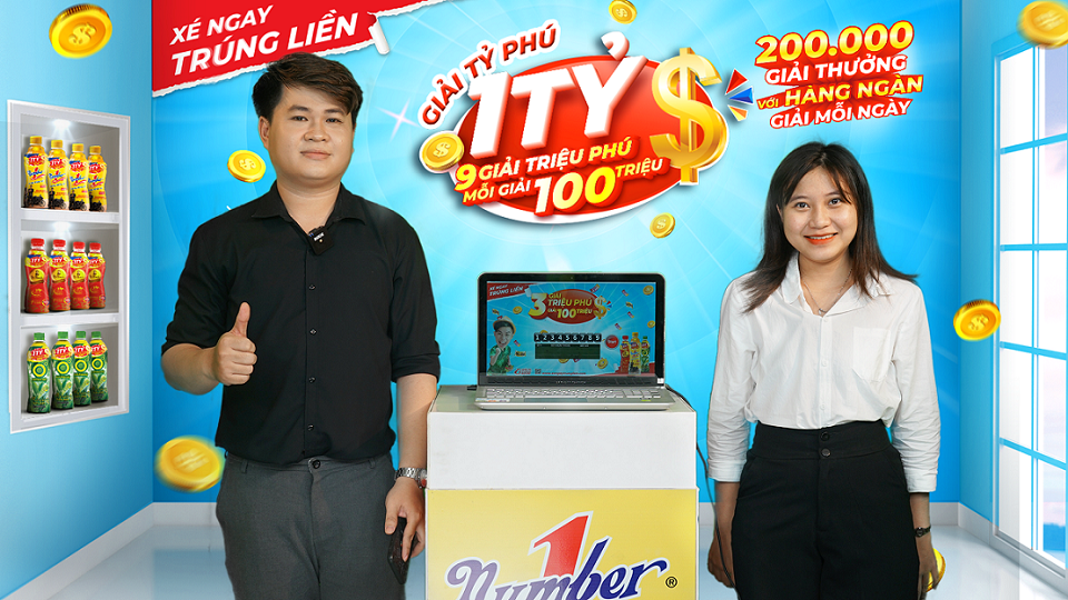 Chị Nguyễn Thị Thanh Hiền, đại diện người tiêu dùng trực tiếp bấm nút quay số chọn khách hàng may mắn trúng giải 100 triệu đồng của chương trình “Xé ngay trúng liền”.