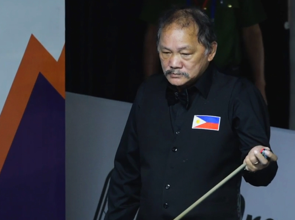 Cơ thủ người Philippines Efren Reyes trong trận đấu Carom 3 băng với Trần Quyết Chiến.&nbsp;