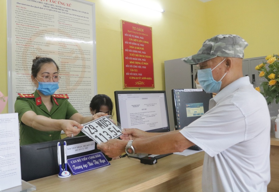 &Ocirc;ng&nbsp;Trần Qu&yacute; Ba (tổ d&acirc;n phố T&acirc;n Xu&acirc;n), thị trấn Xu&acirc;n Mai l&agrave; c&ocirc;ng d&acirc;n đầu ti&ecirc;n của huyện Chương Mỹ được cấp biển số xe tại C&ocirc;ng an thị trấn theo Th&ocirc;ng tư 15.