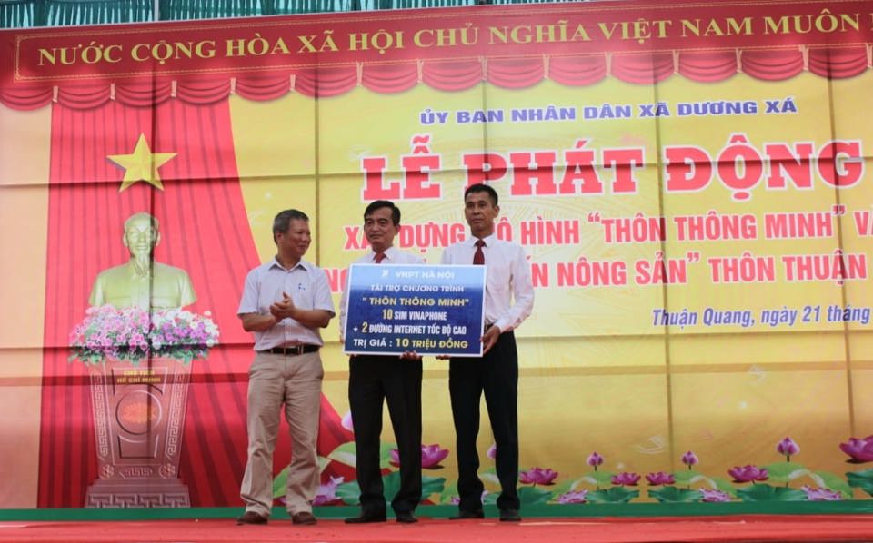 Đại diện VNPT H&agrave; Nội trao tặng 10 sim Vinaphone v&agrave; 2 đường internet tốc độ cao cho th&ocirc;n Thuận Quang, x&atilde; Dương X&aacute;