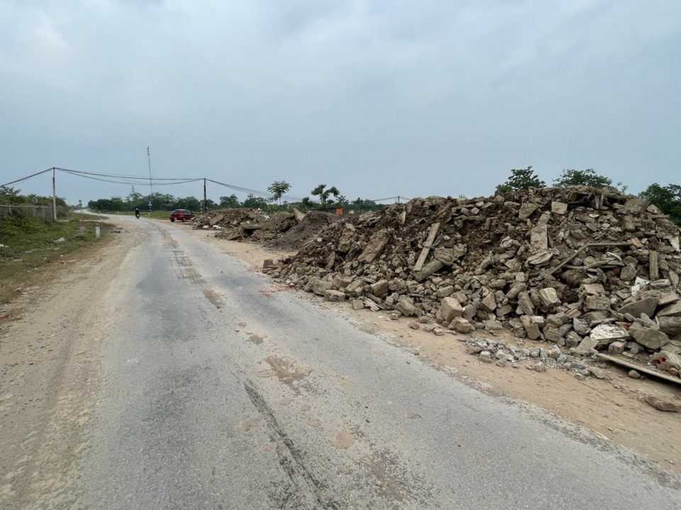 Những núi phế thải xây dựng  đang gây ô nhiễm môi trường cho người đi đường khi đi qua thôn Đào Xá
