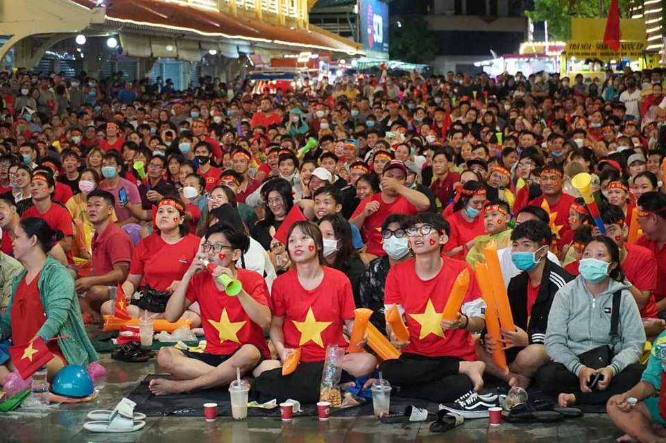 Hàng triệu người đổ ra đường mừng chiến thắng của U23 Việt Nam - Ảnh 18
