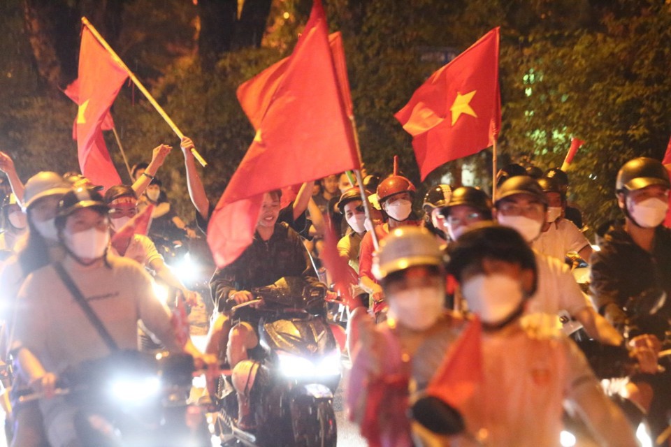 Hàng triệu người đổ ra đường mừng chiến thắng của U23 Việt Nam - Ảnh 2