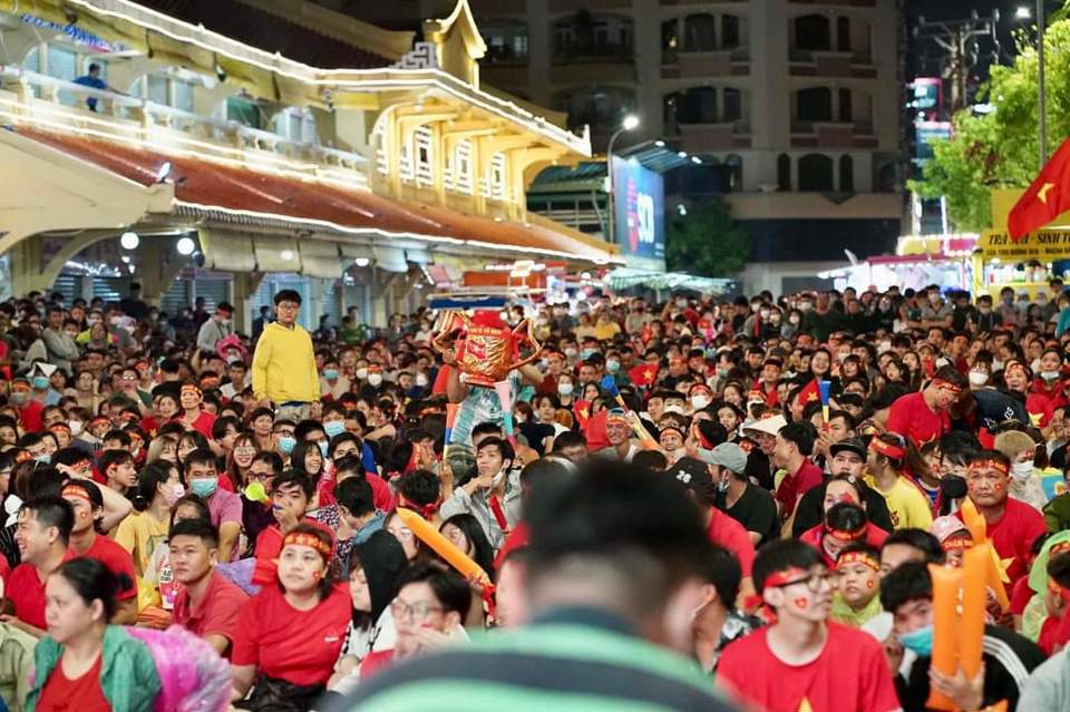 Hàng triệu người đổ ra đường mừng chiến thắng của U23 Việt Nam - Ảnh 19