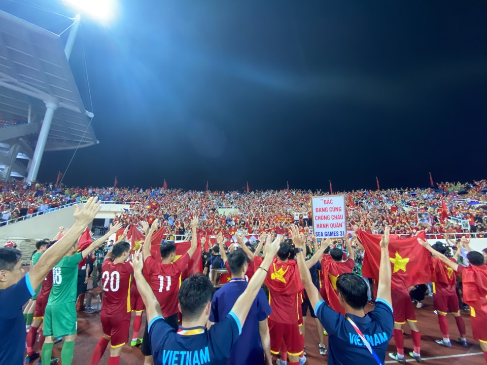 Hàng triệu người đổ ra đường mừng chiến thắng của U23 Việt Nam - Ảnh 21