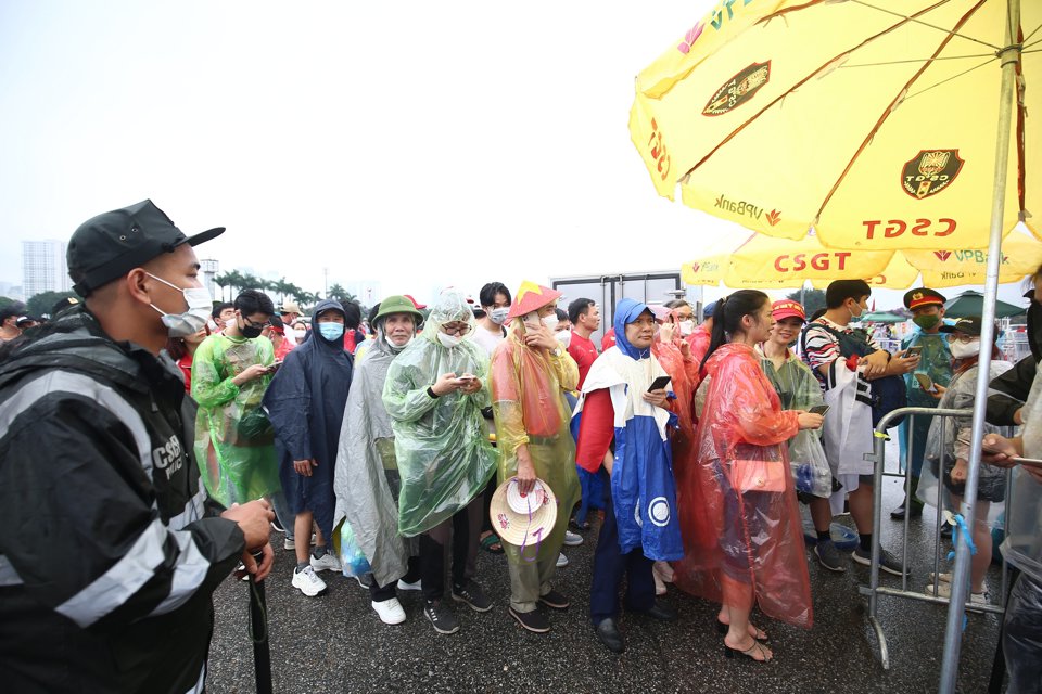 Hàng chục nghìn cổ động viên đội mưa đến Mỹ Đình cổ vũ U23 Việt Nam - Ảnh 1