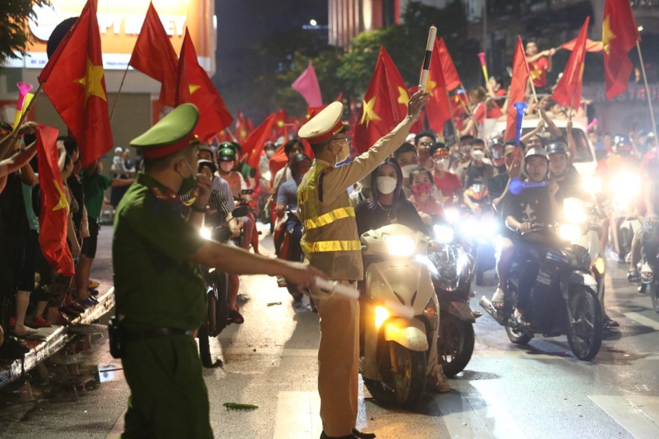 Hàng triệu người đổ ra đường mừng chiến thắng của U23 Việt Nam - Ảnh 6