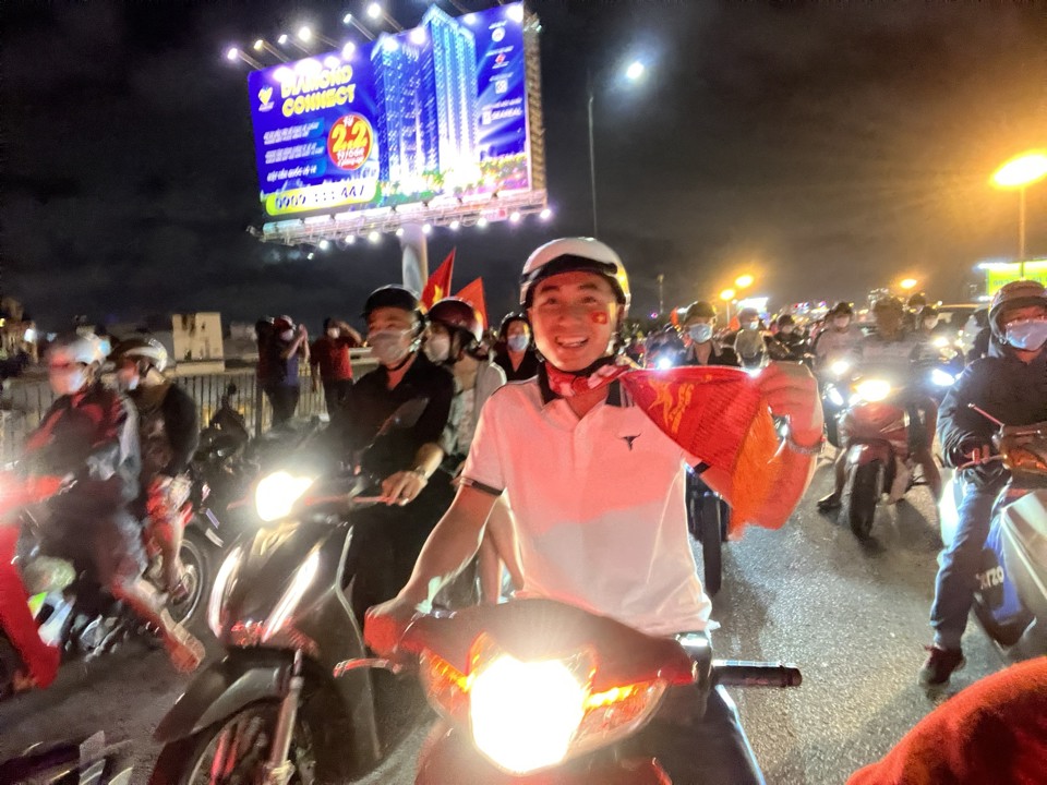 Hàng triệu người đổ ra đường mừng chiến thắng của U23 Việt Nam - Ảnh 11