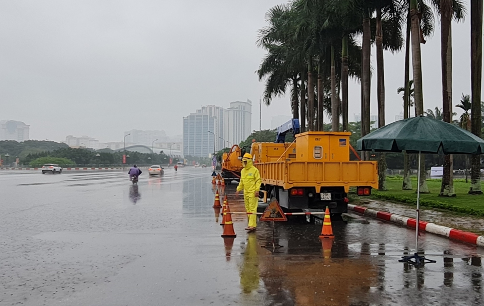 C&ocirc;ng nh&acirc;n tho&aacute;t nước ứng trực l&agrave;m nhiệm vụ trước cổng s&acirc;n vận động Mỹ Đ&igrave;nh trong chiều 22/5.