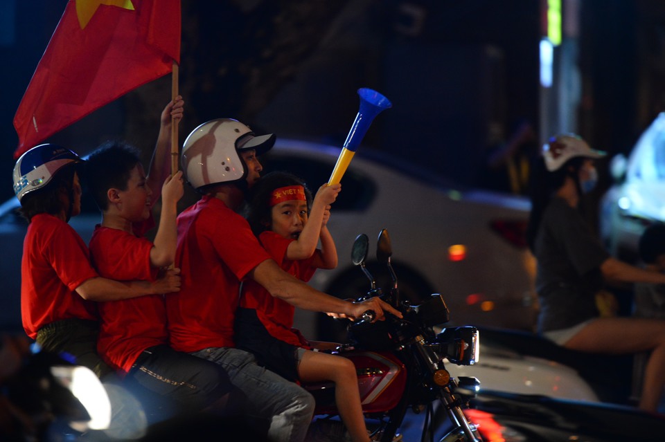 Hàng triệu người đổ ra đường mừng chiến thắng của U23 Việt Nam - Ảnh 3