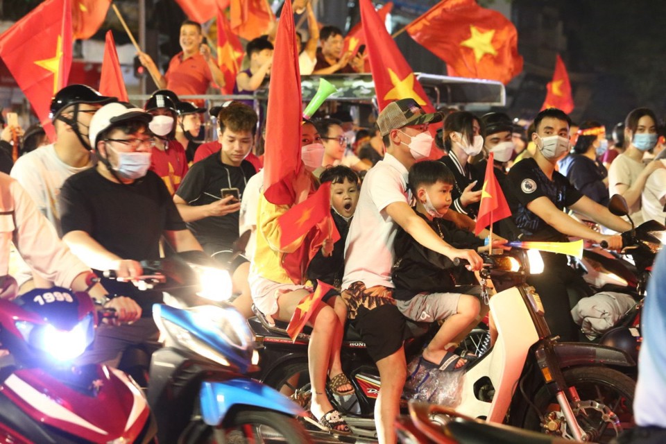Hàng triệu người đổ ra đường mừng chiến thắng của U23 Việt Nam - Ảnh 10