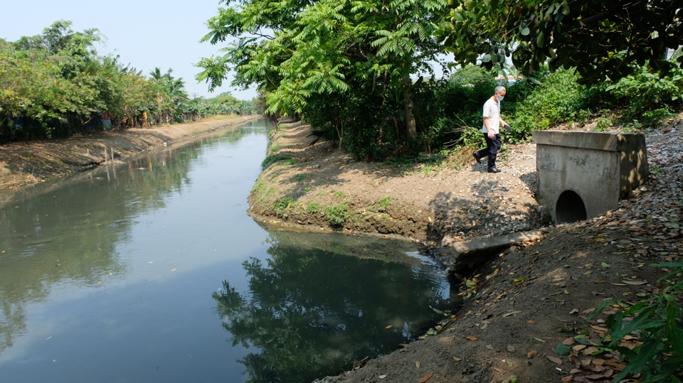 Cống xả nước thải từ một số doanh nghiệp trên địa bàn phường Sài Đồng (quận Long Biên) vào hệ thống thủy lợi Cầu Bây. Ảnh: Trọng Tùng