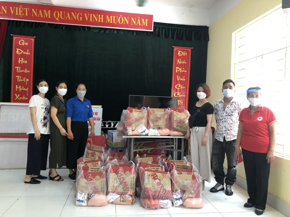 Chị Đỗ Thu Trang cùng Nhóm thiện nguyện của gia đình dành tặng những suất quà cho các gia đình gặp khó khăn do Covid-19.