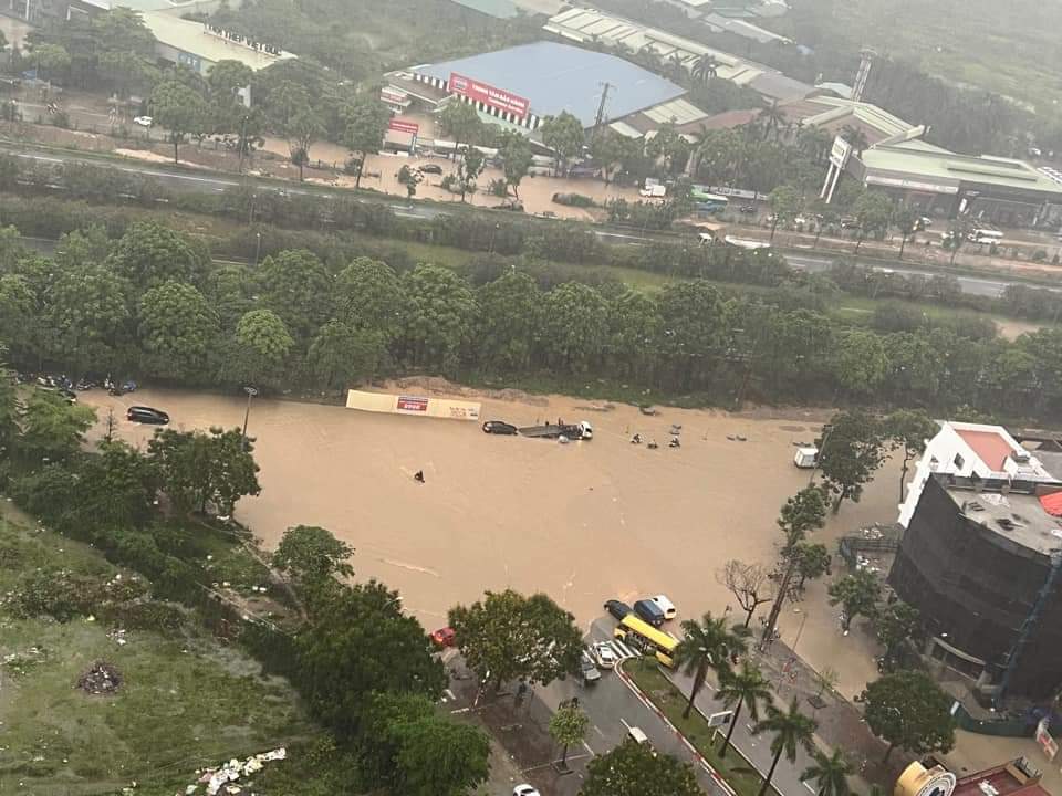 Hà Nội: Một số nơi ngập sâu sau mưa lớn - Ảnh 2
