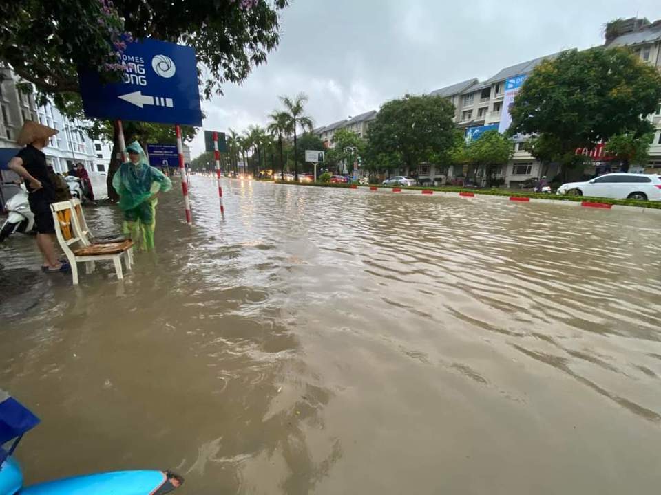 Hà Nội: Một số nơi ngập sâu sau mưa lớn - Ảnh 1