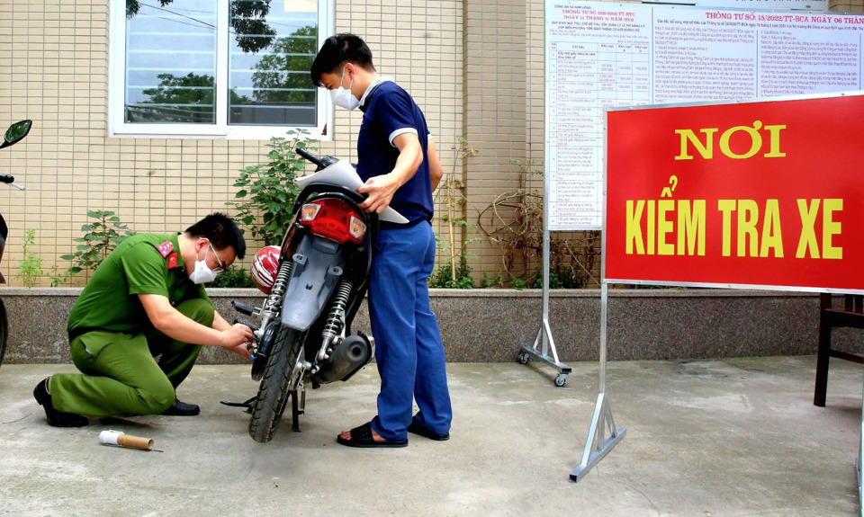 Người dân đến làm thủ tục cấp biển số xe máy tại Công an xã Vân Nội, huyện Đông Anh sáng 21/5. Ảnh: Trung Nguyên