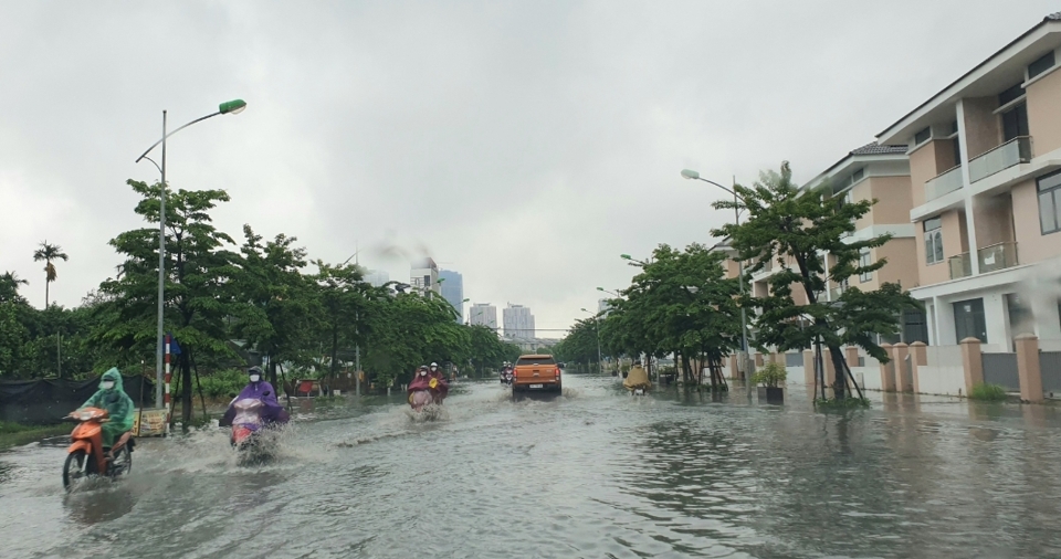 Hà Nội: Một số nơi ngập sâu sau mưa lớn - Ảnh 3