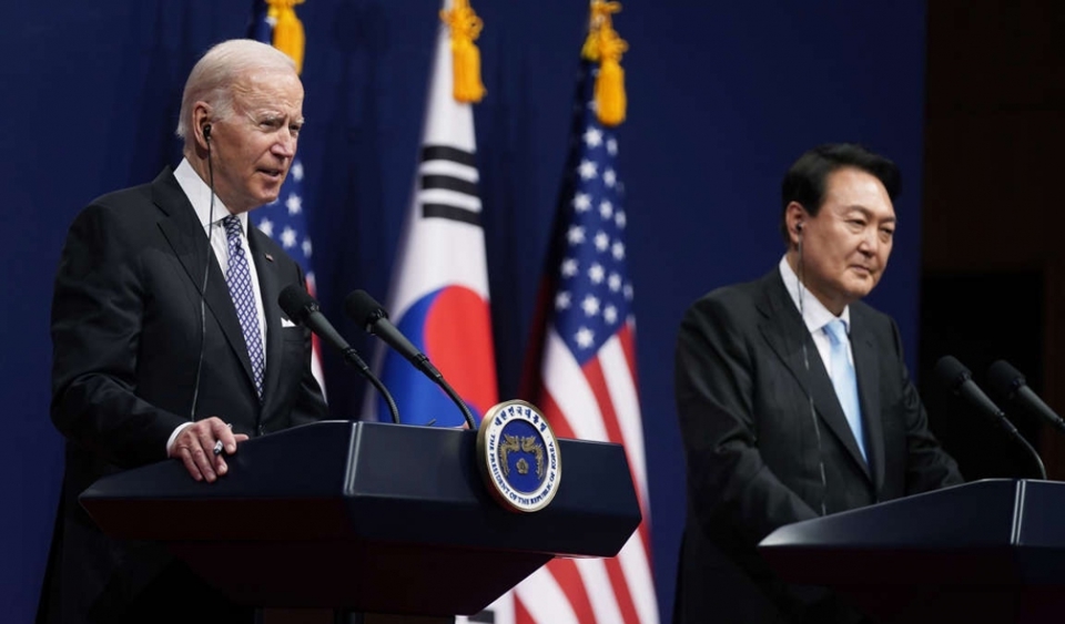 Tổng thống Biden v&agrave; Tổng thống Yoon họp b&aacute;o chung ở Seoul v&agrave;o h&ocirc;m 21/5. Ảnh: AP.