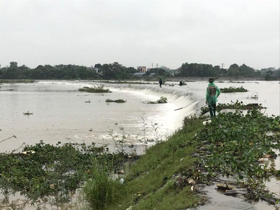 Mực nước s&ocirc;ng T&iacute;ch tr&ecirc;n địa b&agrave;n huyện Quốc Oai đến 7 giờ ng&agrave;y 24/5 l&agrave; 6,65m