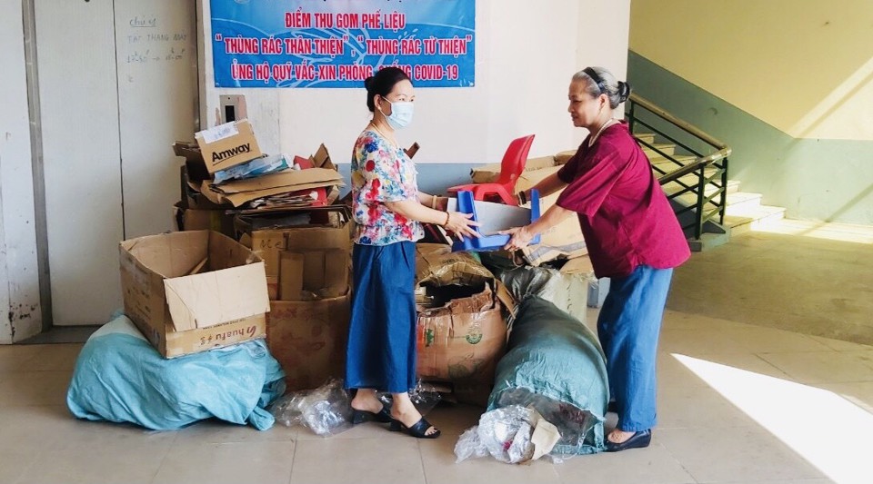 Điểm thu gom phế liệu tại một khu chung cư tr&ecirc;n địa b&agrave;n H&agrave; Nội. Ảnh: H&agrave; Phương