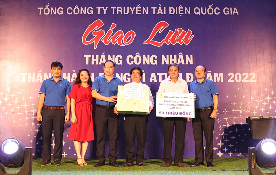 Nh&acirc;n dịp Th&aacute;ng c&ocirc;ng nh&acirc;n 2022, C&ocirc;ng đo&agrave;n Điện lực Việt Nam tặng qu&agrave; động vi&ecirc;n c&aacute;n bộ c&ocirc;ng nh&acirc;n vi&ecirc;n Truyền tải điện miền T&acirc;y 3.