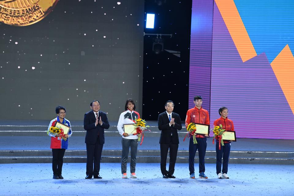 Bộ trưởng Bộ VHTT&DL Nguyễn Văn Hùng, Chủ tịch UBNDTP Hà Nội Chu Ngọc Anh chúc mừng các vận động viên có thành tích xuất sắc tại SEA Games 31. Ảnh: Ngọc Tú