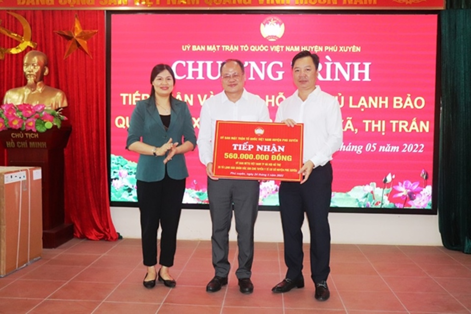 Ph&oacute; Chủ tịch Ủy ban MTTQ Việt Nam TP H&agrave; Nội Nguyễn Sỹ Trường trao tặng số tiền 560 triệu đồng mua tủ lạnh bảo quản vaccine cho huyện Ph&uacute; Xuy&ecirc;n.