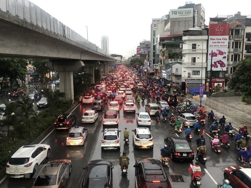 Mưa lớn khiến cho giao th&ocirc;ng bị ảnh hưởng. &Ocirc; t&ocirc; d&agrave;n h&agrave;ng v&agrave; xe m&aacute;y đan xen nhau tr&ecirc;n đường Nguyễn Tr&atilde;i. (Ảnh: Tuấn Đức/TTXVN)