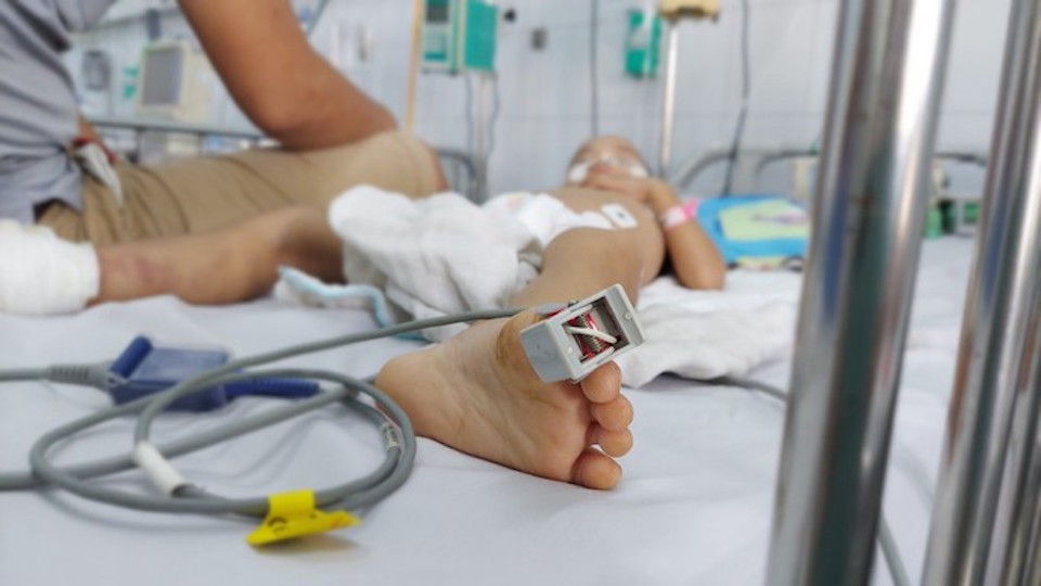 Một bệnh nhi sốt xuất huyết đang được điều trị tại ph&ograve;ng cấp cứu Bệnh viện Nhi đồng 2, TP Hồ Ch&iacute; Minh. Ảnh: BV cung cấp