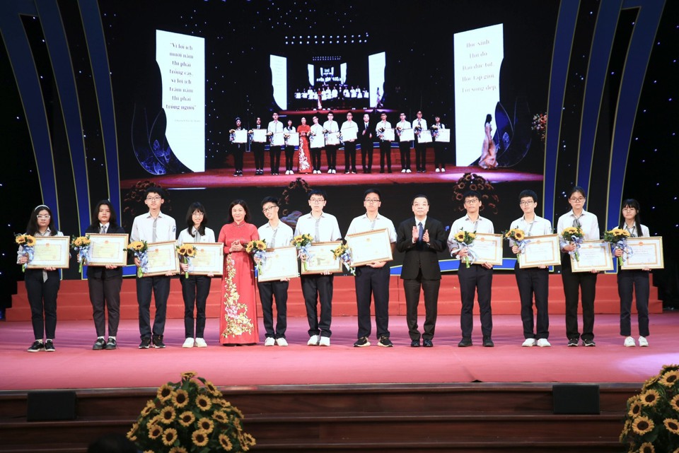 Phó Bí thư Thường trực Thành ủy TP Nguyễn Thị Tuyến và Chủ tịch UBND TP Chu Ngọc Anh trao thưởng cho những học sinh đạt thành tích xuất sắc (Ảnh: Phạm Hùng).