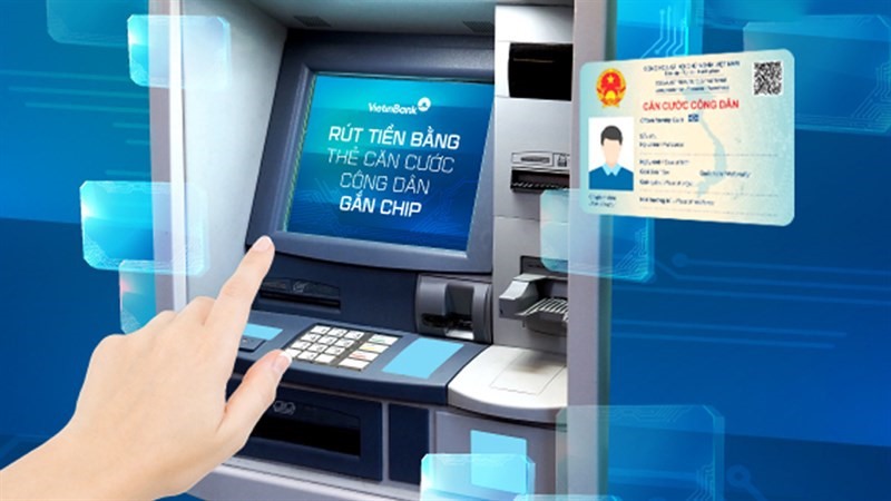 Sử dụng thẻ CCCD để r&uacute;t tiền mặt tại m&aacute;y ATM. Ảnh minh hoạ Vietinbank