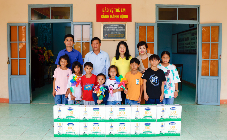Chương tr&igrave;nh Quỹ sữa Vươn cao Việt Nam trao tặng sữa cho trẻ em tỉnh Quảng Ng&atilde;i v&agrave; B&igrave;nh Định.