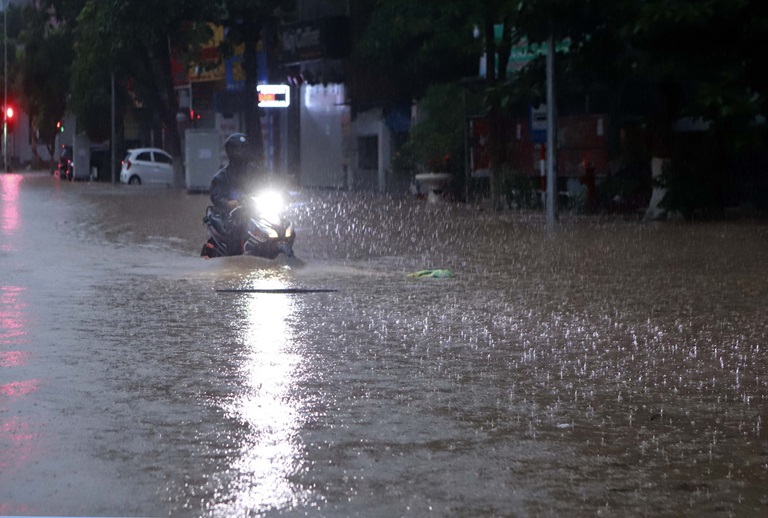 Nhiều người đi l&agrave;m từ s&aacute;ng sớm phải m&ograve; mẫm, dầm m&igrave;nh trong mưa lạnh... Ảnh: B&aacute;o Vĩnh Ph&uacute;c