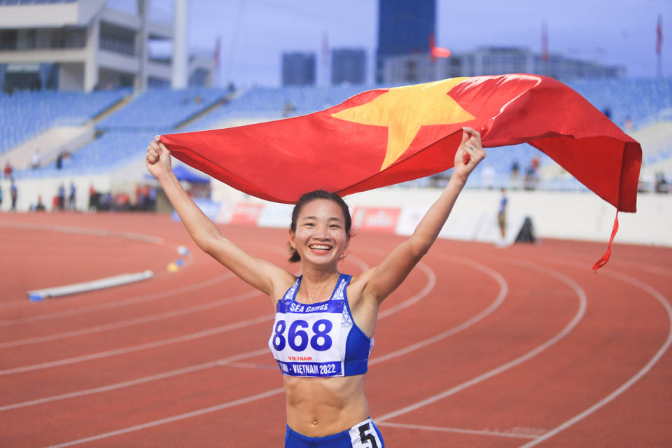 VĐV điền kinh Nguyễn Thị Oanh ginhf 3 HCV tại SEA Games 31. Ảnh: Ngọc T&uacute;.